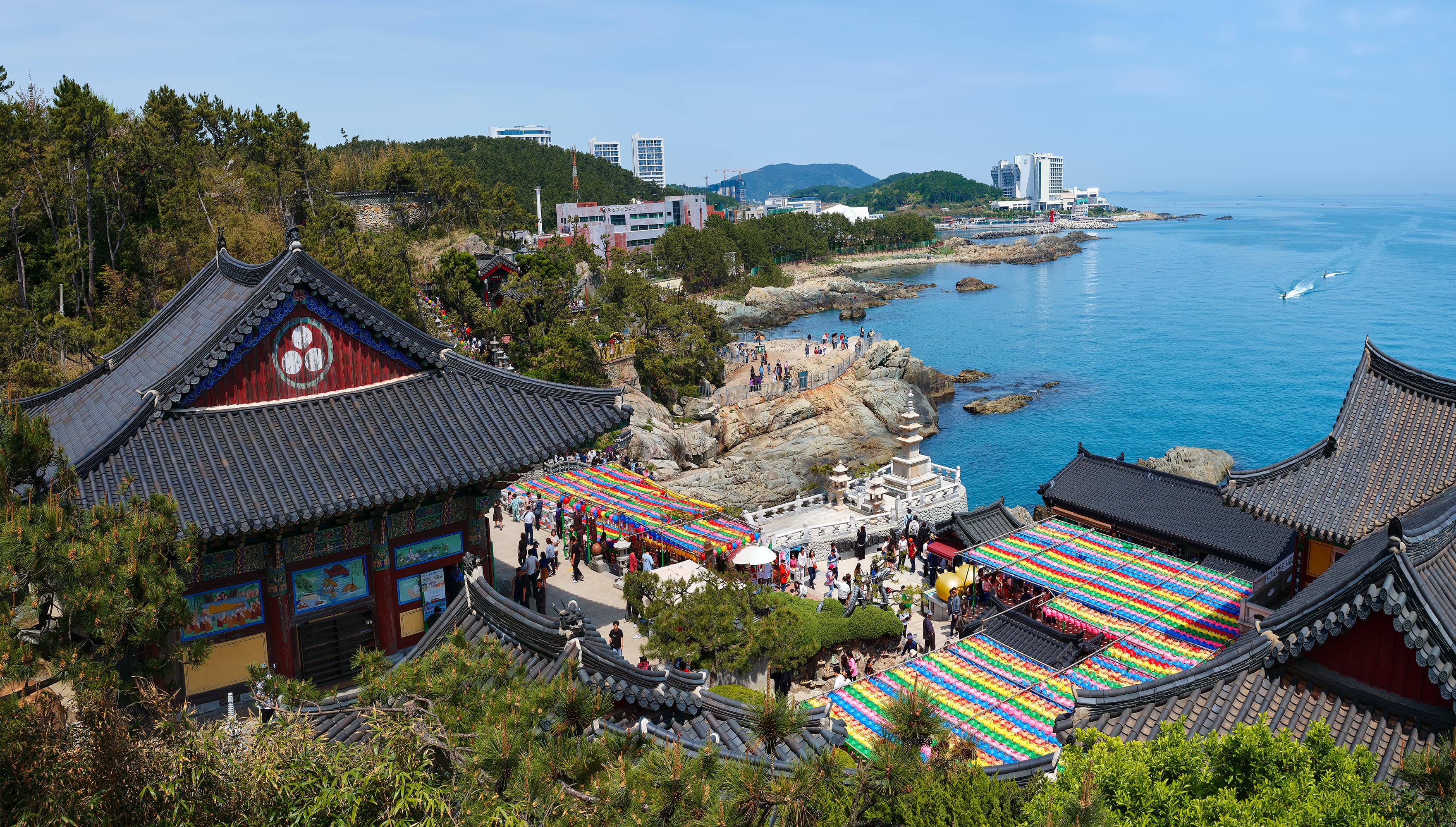 El templo costero de Haedong Yonggungsa, ubicado junto a la costa en Busan, Corea del Sur