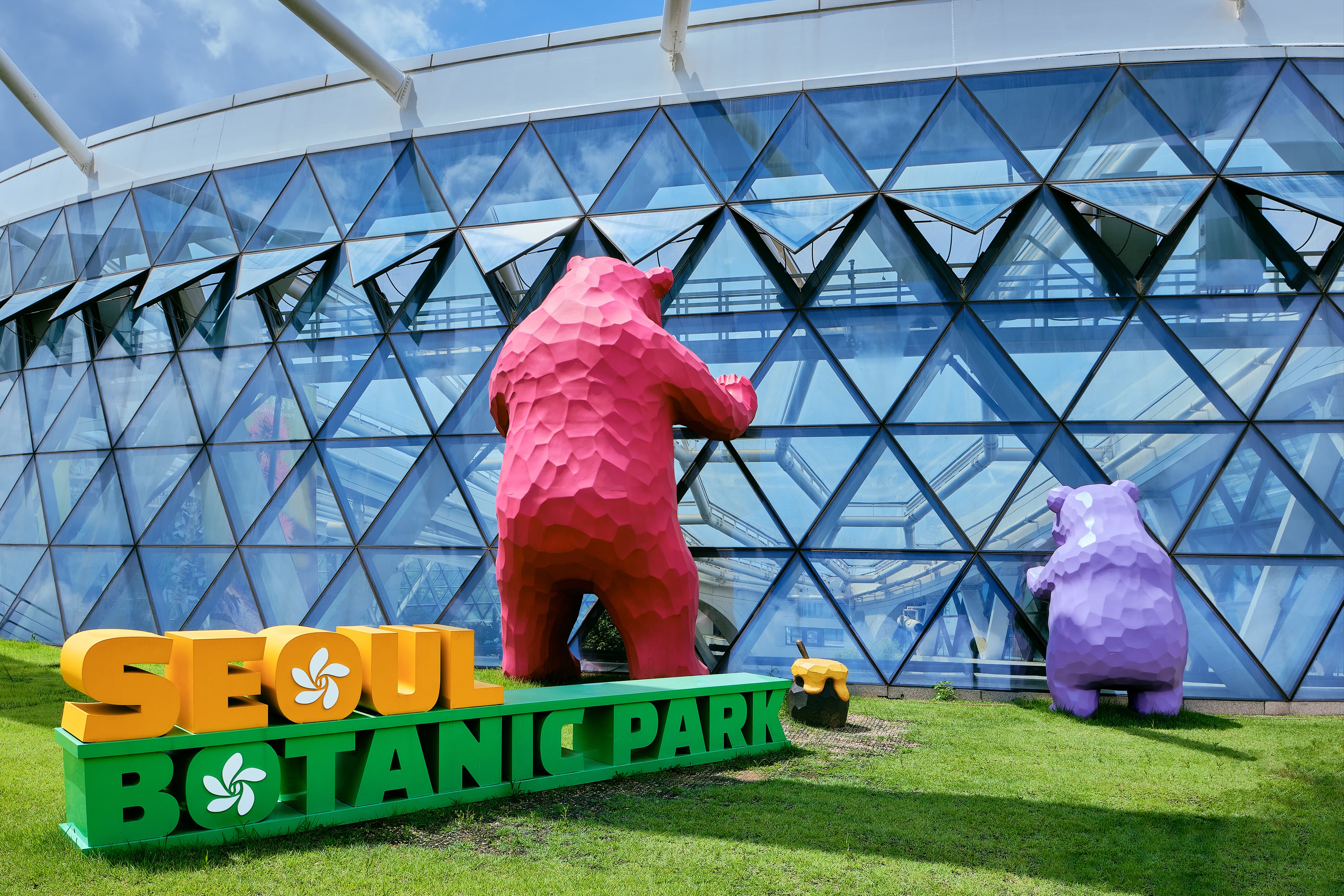 Sculptures of two bears on the rooftop of the Seoul Botanical Garden Greenhouse