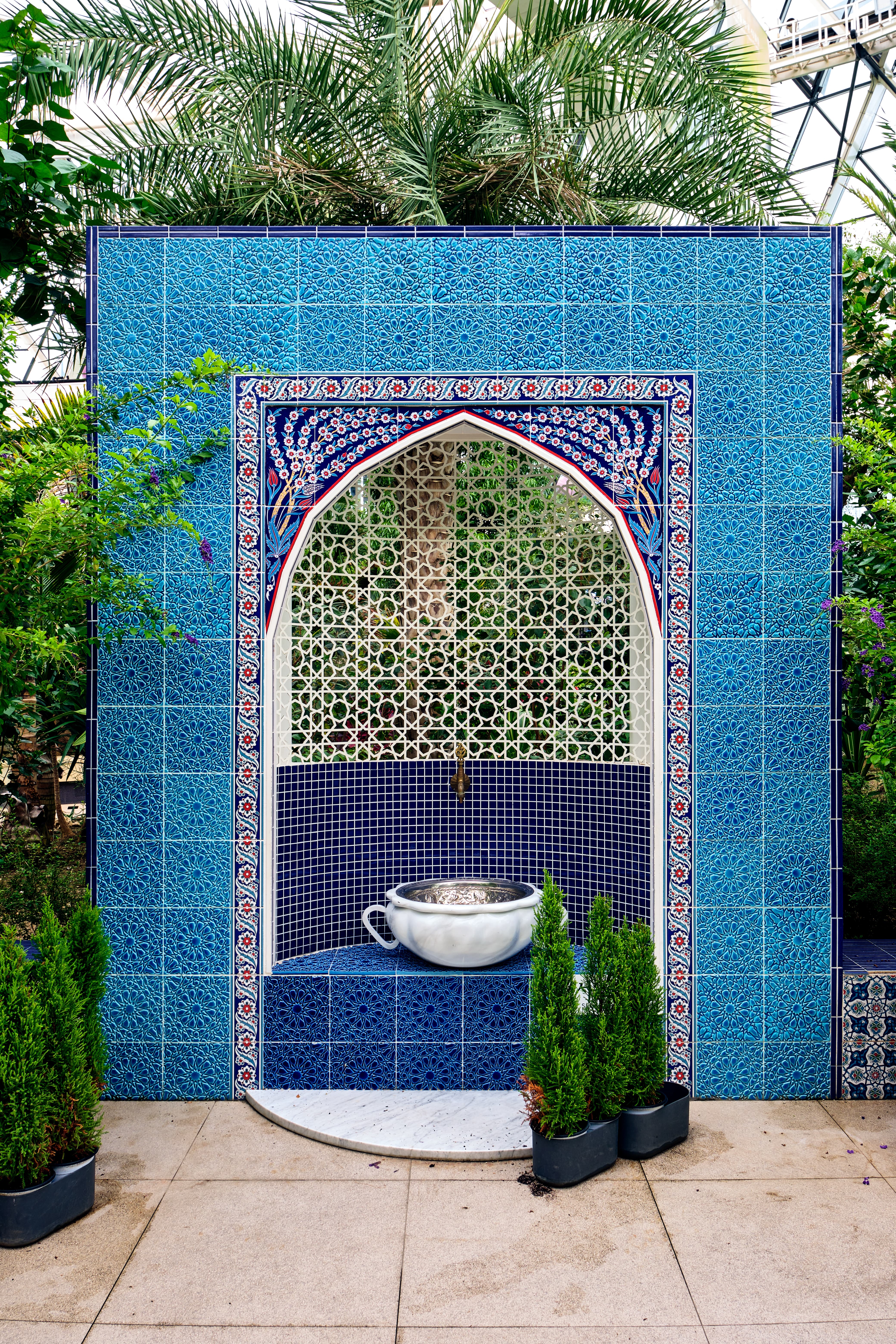 Tiled portico with a bedpan under a faucet